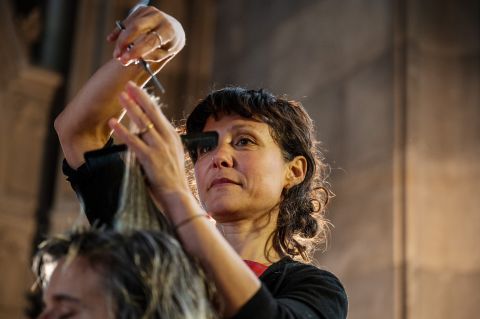 Anna Tschannen beim Schneiden der Haarspitzen