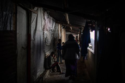 Flüchtlinge in einer improvisierten Behausung