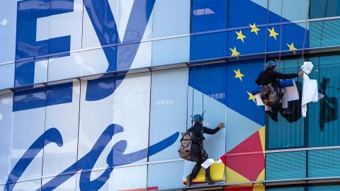 Arbeiter schmücken die Fassade der EU-Büros im nordmazedonischen Skopje