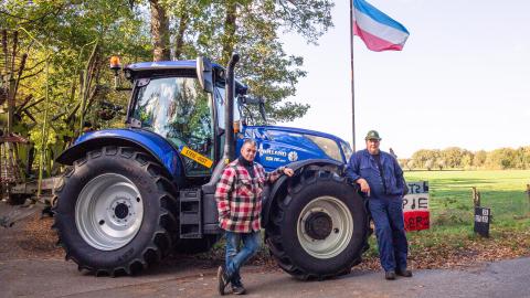 die Bauern Gerrit van den Heuvel und Gert Jan Brouwer stehen vor einem grossen Traktor