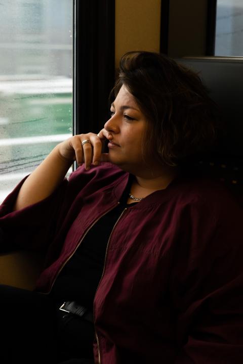 Tamara Funiciello mit überlegendem Blick im Zug