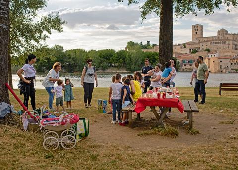 Familien beim Picknick am Ufer des Duero in Zamora