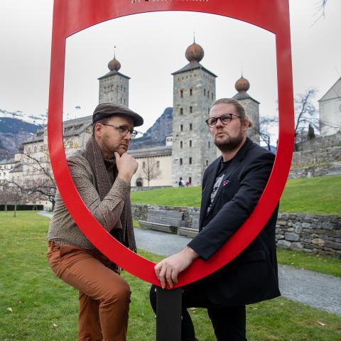 Daniel Blatter und Johannes R. Millius vor dem Stockalperschloss in Brig