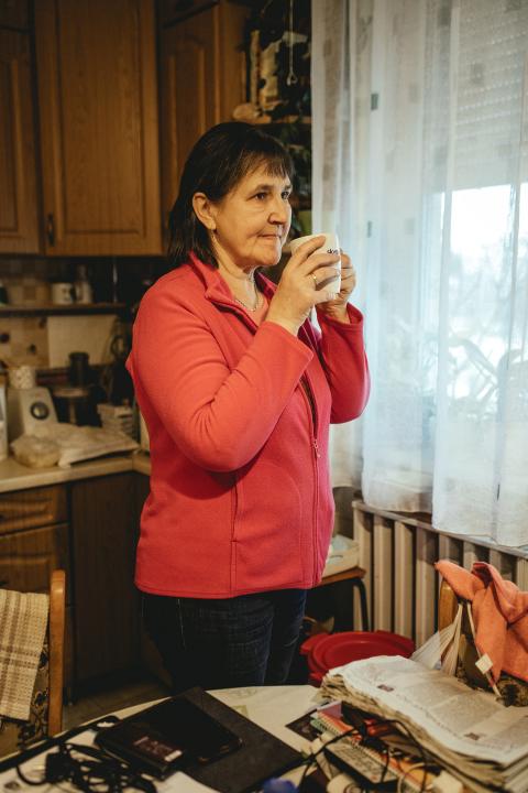 Helferin Agnesa Zeplaki in ihrer Wohnung