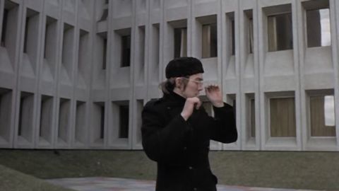 der Klinikdirektor in «Crimes of the Future» übt eine Kampfsportart aus