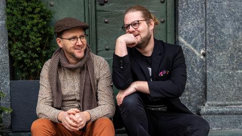 Daniel Blatter und Johannes R. Millius sitzen auf einer Treppe