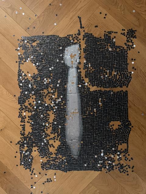 eine auf Aluminium aufgezogene Fotografie einer Streubombe als Mosaik