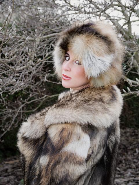 Selbstportrait-Inszenierung von Nora Rupp: Sie steht im Freien mit einem Pelzmantel und einer Pelzmütze
