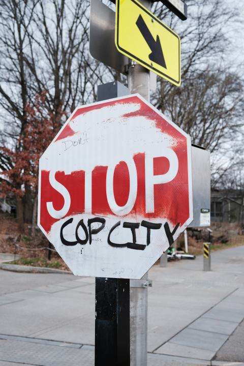 Stop-Schild mit dem Graffiti «Stop Cop City»