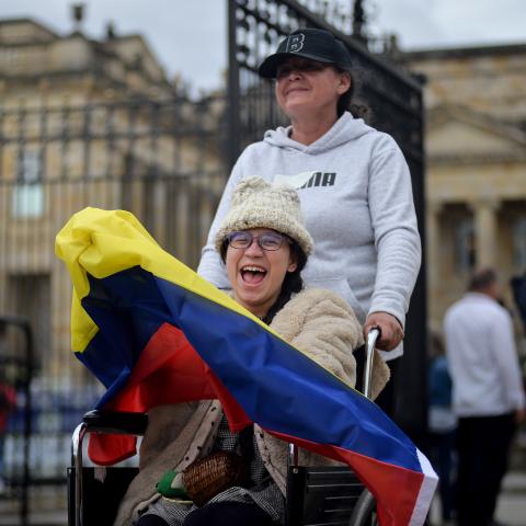 zwei Frauen demonstrieren Mitte Februar in Bogotá für Gustavo Petros Neuordnung des Gesundheitssystems