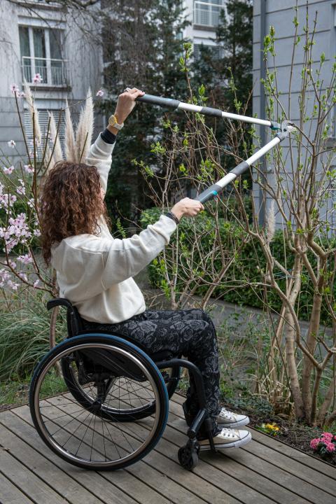 Elena Thut bei der Gartenpflege mit einer langen Gartenschere