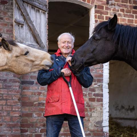 Onno Poppinga mit 2 Pferden