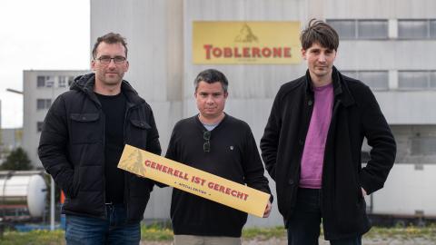 Urs Brunner, Mitglied der Personalkommission, hält ein Schild in der Hand mit der Aufschrift «Generell ist Gerecht»