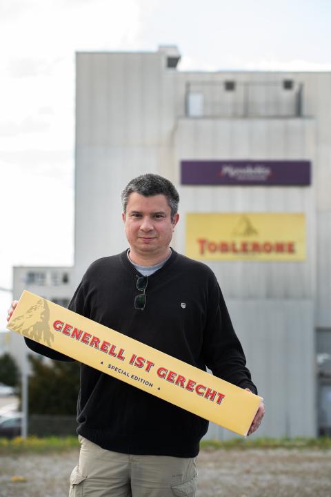 Urs Brunner, Mitglied der Personalkommission, hält ein Schild in der Hand mit der Aufschrift «Generell ist Gerecht»