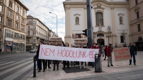 «Zebraprotest» auf dem Ferenciek Tere in Budapest Ende März