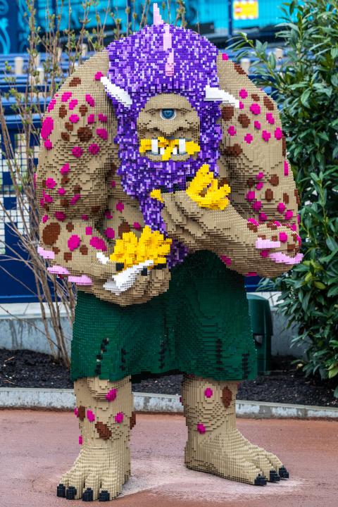 lebensgrosser Zyklop aus Legosteinen im Legoland beim bayerischen Günzburg