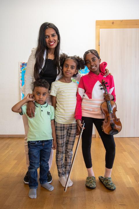 Yorsalem Kidane mit ihren Kindern Fkri (3), Lewhat (8) und Selam (10) im Quartiertreff