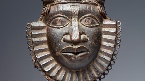 Gürtelmaske aus dem Königtum Benin (17. / 18. Jahrhundert) im Museum Rietberg