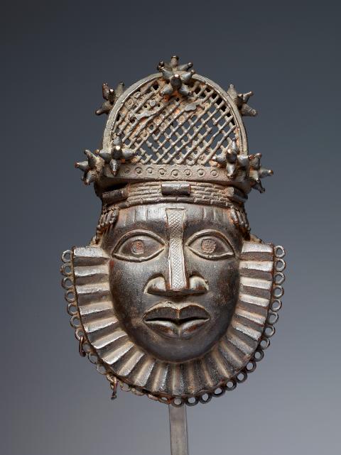 Gürtelmaske aus dem Königtum Benin (17. / 18. Jahrhundert) im Museum Rietberg