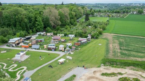 das Viererfeld am nördlichen Stadtrand von Bern mit einer Bauwohnwagen-Siedlung