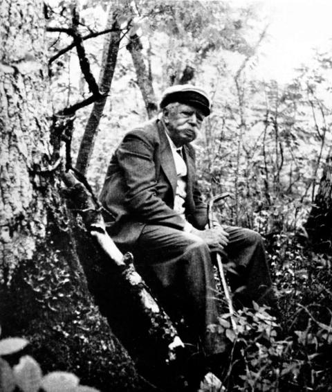 Jakob von Uexküll sitzt im Wald