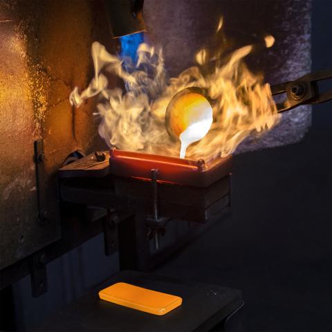 Symbolbild: ein Goldbarren wird gegossen