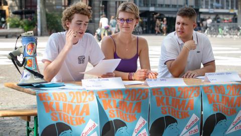 Zürcher Aktivist:innen präsentierten auf dem Zürcher Helvetiaplatz ihre neue Strategie