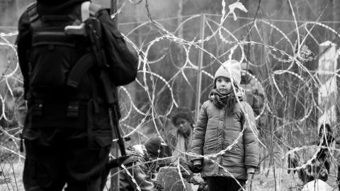Szene aus dem Film «Green Border»: Kinder zwischen Stacheldraht