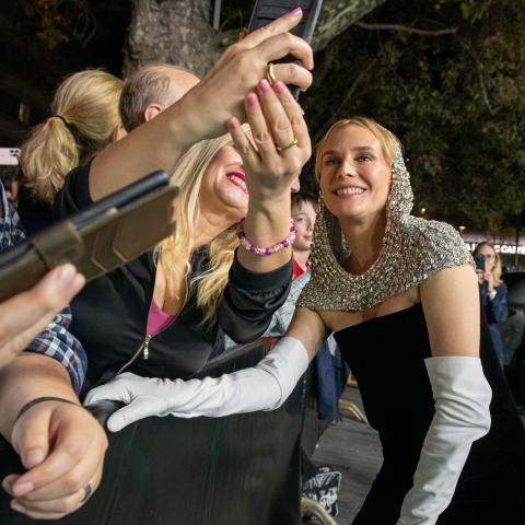 Schauspielerin Diane Kruger macht ein Selfie mit einer Frau am Zurich Film Festival