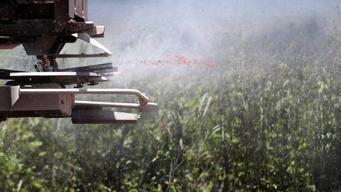 Pestizideinsatz auf einem Sojafeld im Bundesstaat Goiás
