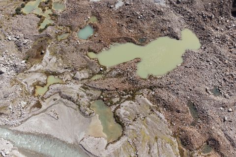 Luftaufnahme von kleinen Seen im Gletschervorfeld