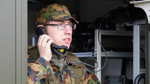 Soldat telefoniert mit einem Funk-Feldtelefon
