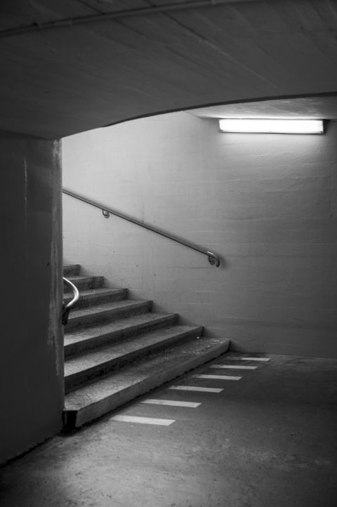 Treppenaufgang zum Gleis am Bahnhof Siebnen SZ