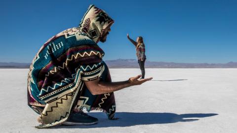 2 Touristen bei der Uyuni-Salzpfanne in Bolivien