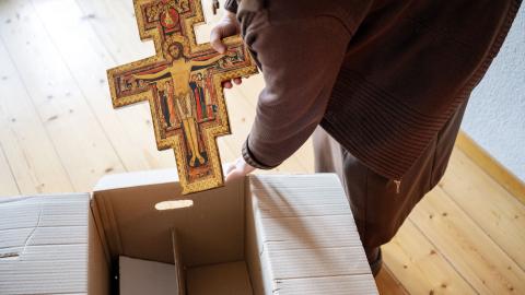  Schwester Sabine verstaut ein Kreuz in einer Zügelkiste