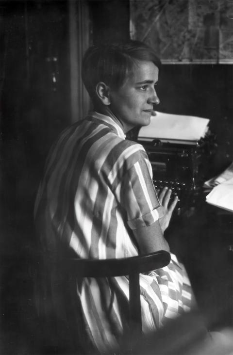 Eva Walter sitzt vor einer Schreibmaschine