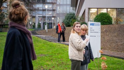 Mitglieder des Vereins Clash Zürich vor dem Unispital