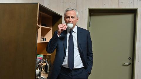 der französische Wirtschaftsminister Bruno Le Maire trinkt einen Kaffee