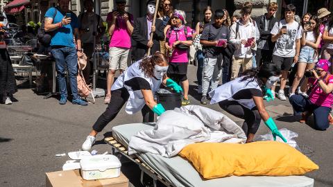 Flashmob beim Zürcher Hauptbahnhof zu unbezahlten Überstunden des Reinigungspersonals