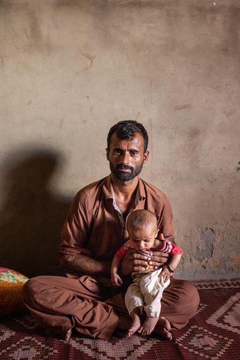 Hasif Ali Jasik mit einer seiner Töchter in einem Vorort von Karachi. 