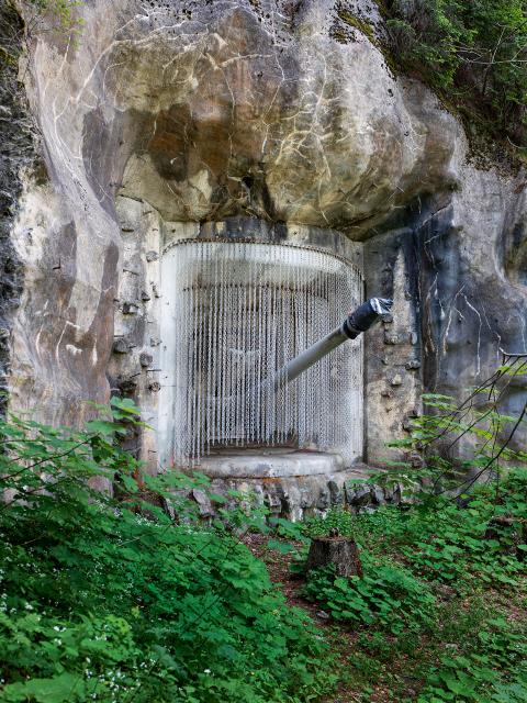 Schiessscharte mit Bunkergeschütz in der Festung Furggels