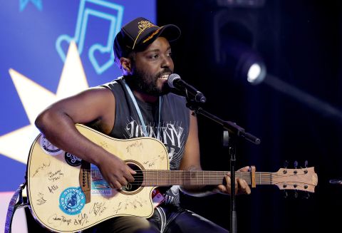 Foto von Jett Holden beim Gitarre spielen