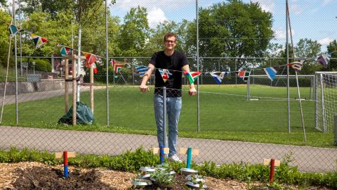 Jonas Bühler steht vor einem Schul-Gartenbeet