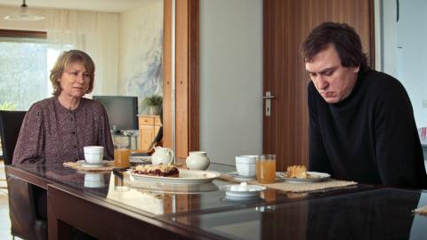 Filmstill aus «Sterben»: Corinna Harfouch und Lars Eidinger als Mutter Lissy und Sohn Tom sitzen am Tisch beim Essen