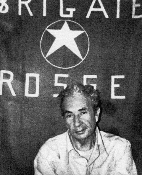 Aldo Moro vor einer Brigate-Rosse-Flagge, 1978