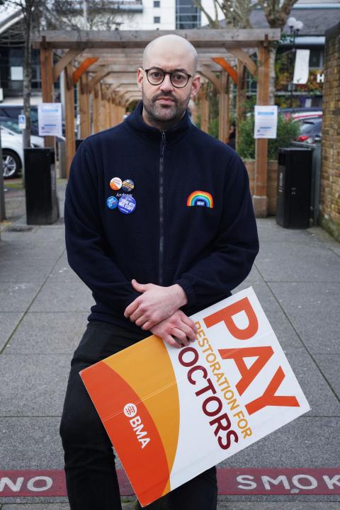 Notfallarzt Andrew Meyerson hält ein Schild mit der Aufschrift «Pay Restoration for Doctors»