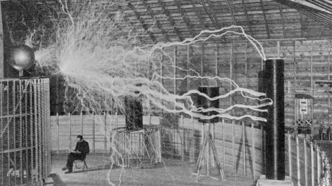 Nikola Tesla produziert 1899 Blitze in seinem Labor in Colorado Springs