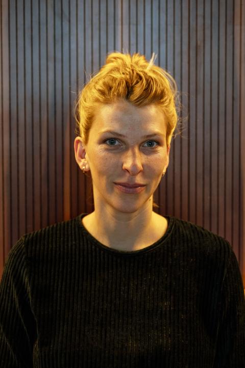 Portraitfoto von Regisseurin Lisa Gerig