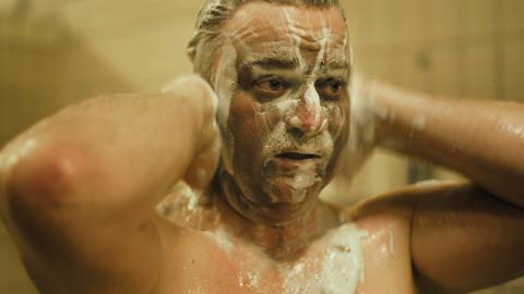 Filmstill aus «Wir waren Kumpel»: ein Kohlemine-Arbeiter wäscht sich unter der Dusche