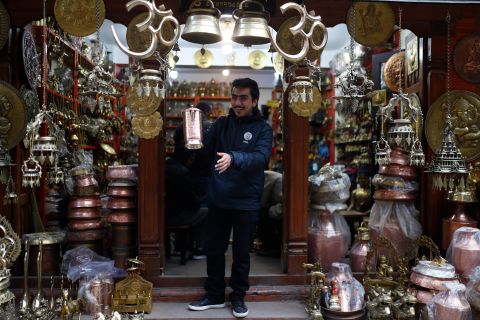 Schlagzeuger Biraj vor dem Kupfergeschäft seiner Familie